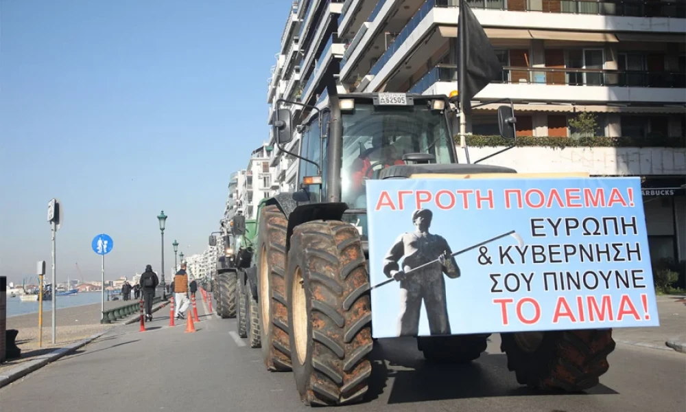 Θεσσαλονίκη: Πλήθος τρακτέρ μπήκαν στην πόλη με... μαύρες σημαίες και φέρετρο (Εικόνες- Βίντεο)